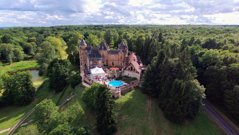 Chateau à vendre à Saint-Priest-Bramefant, Puy-de-Dôme - 2 900 000 € - photo 1