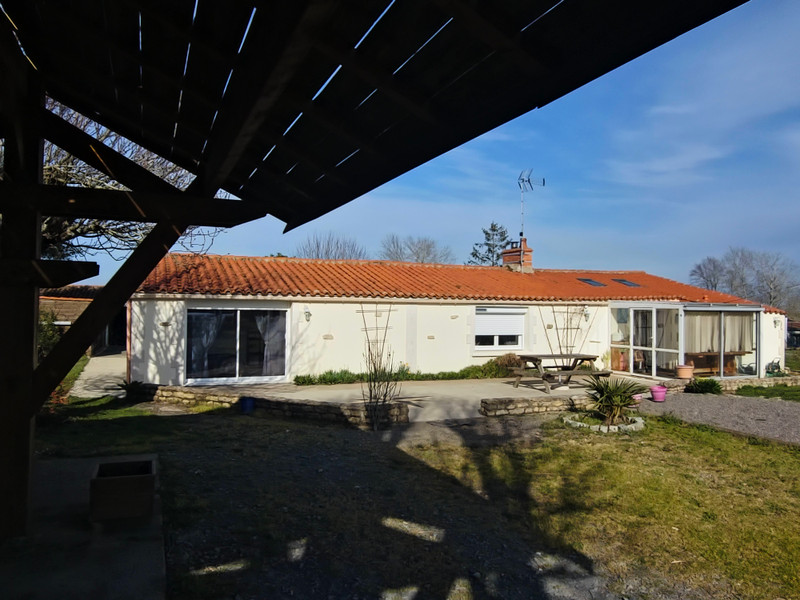 French property for sale in Vouillé-les-Marais, Vendée - €278,200 - photo 3