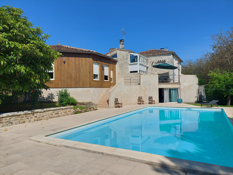 French property for sale in Angoulême, Charente - €368,000 - photo 8