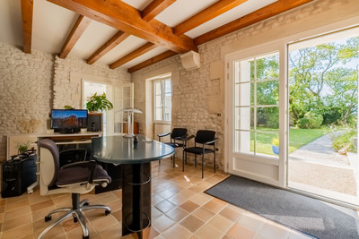 Impressive totally renovated 4 bedroom country house and second detached house, between Saintes & Pons.