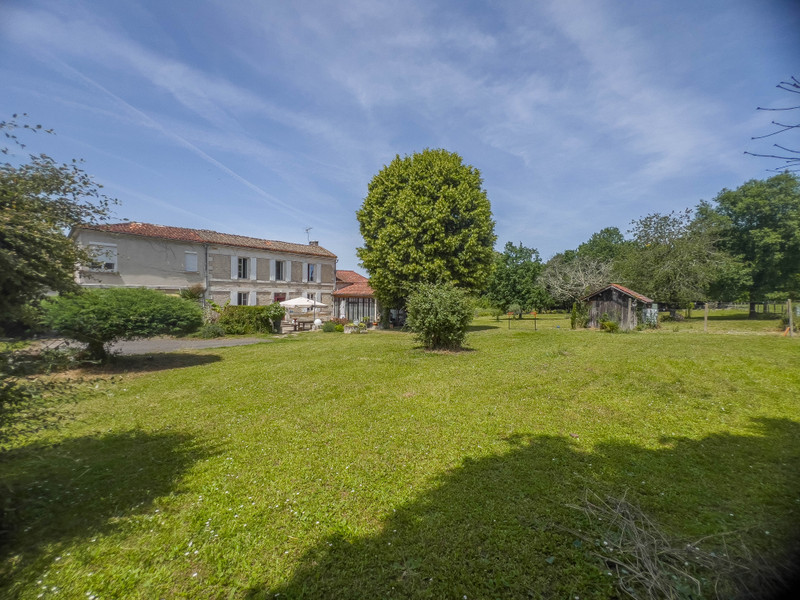 French property for sale in Angoulême, Charente - €399,000 - photo 3