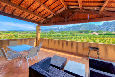 French property for sale in Maubec, Vaucluse - €1,800,000 - photo 2