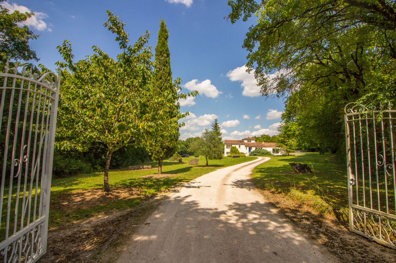French property for sale in Angoulême, Charente - €310,000 - photo 4