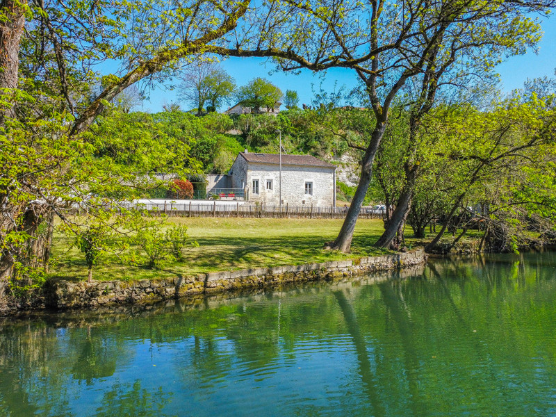 Maison à vendre à Gond-Pontouvre, Charente - 239.000 € - photo 1