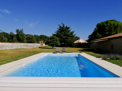 Magnifique maison de campagne rénovée, 5 chambres, 4 salles de bains avec piscine près de Cognac.