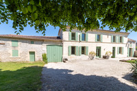 Maison à vendre à Saint-Sulpice-de-Cognac, Charente - 249.950 € - photo 1