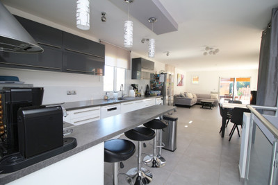 French property for sale in Nice, Alpes-Maritimes - €740,000 - photo 8