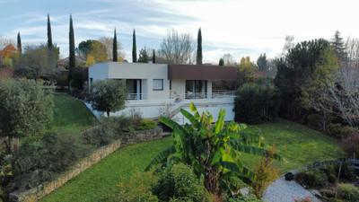 Splendid architect-designed house, guest house, covered heated pool.