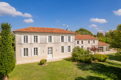 Impressive totally renovated 4 bedroom country house and second detached house, between Saintes & Pons.