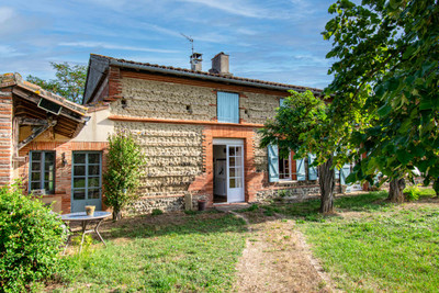 Renovated former Toulouse farmhouse, 295 m² of living space, 8,500 m² of land, swimming pool. 30 km south of T