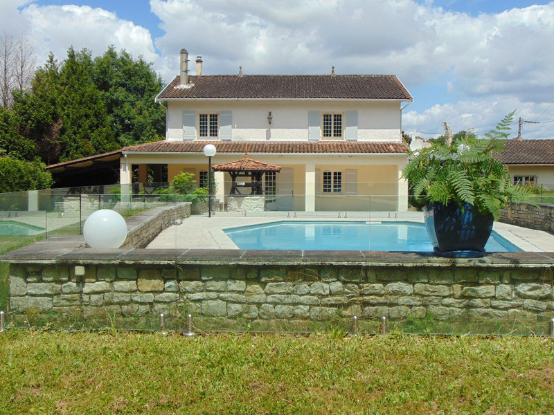 Maison à vendre à Villebois-Lavalette, Charente - 380.000 € - photo 1