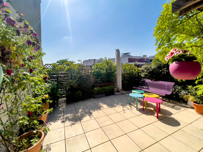 75011 120 m2 duplex apartment on 6th floor with elevator. Superb 45 m2 terrace overlooking the rooftops of Par