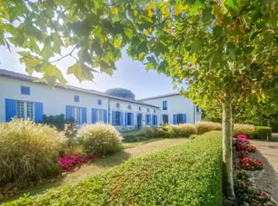 UNDER OFFER Superb estate in a private setting on 8 hect of land. Pool. Business potential. 5mn from Montguyon