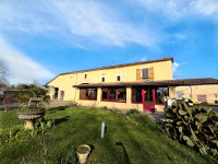 Propriété à vendre à Rouzède, Charente - 272 850 € - photo n°1