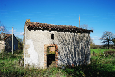 Terrain à vendre à Saint-Barbant, Haute-Vienne, Limousin, avec Leggett Immobilier