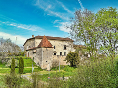 Magnificent 16th century logis, completely renovated. 4 bedrooms, swimming pool & jacuzzi. Exceptional views.