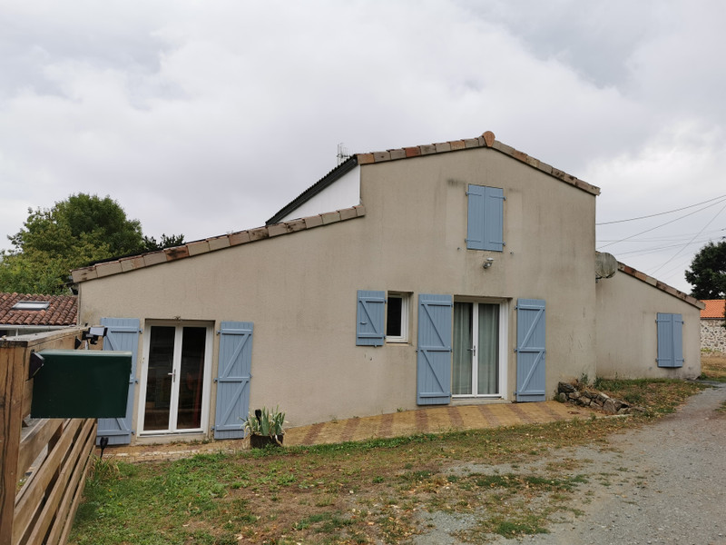 French property for sale in Pouzauges, Vendée - &#8364;396,000 - photo 3