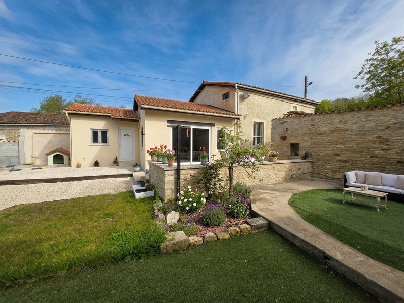 Propriété à vendre à Saint-Fraigne, Charente - 183 000 €