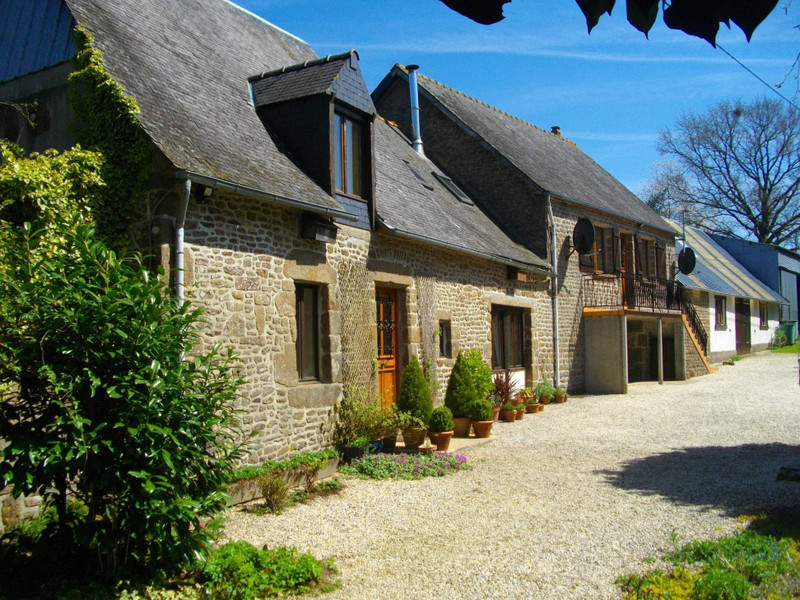House for sale in Brecé Mayenne A beautiful garden surrounds this
