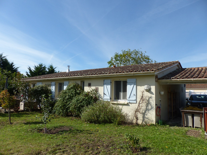 House in Brossac Charente Detached bungalow, open plan living area