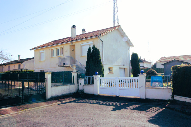Maison à vendre à Ruffec, Charente - 152.600 € - photo 1