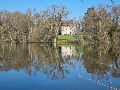 Impressionnant château du 19ème siècle sur 5ha de terrain et étang de pêche près de Vitré