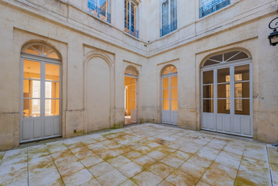 Elegant 3-bedroom flat to renovate in the historic Hôtel de Saige adjacent to Bordeaux’s famous Grand Théâtre 