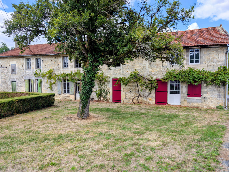 French property for sale in Aubigné, Deux-Sèvres - €110,000 - photo 2