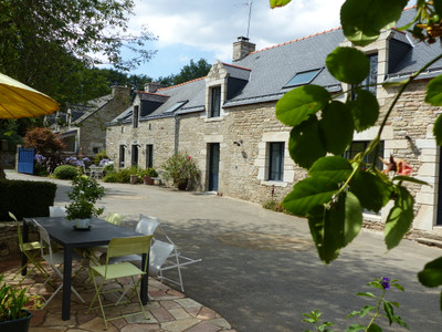 Immaculate stone 6-bedrooms property 25 minutes from Vannes, with land and outbuildings.