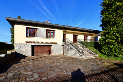 Maison à vendre à Massignac, Charente, Poitou-Charentes, avec Leggett Immobilier