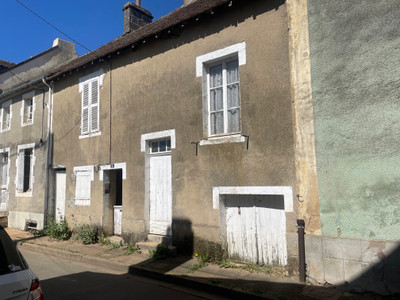 Maison à vendre à Fresnay-sur-Sarthe, Sarthe, Pays de la Loire, avec Leggett Immobilier