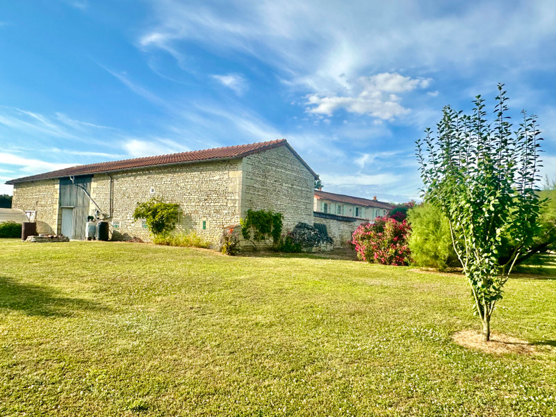 Maison à vendre à La Roche-Rigault, Vienne - 346.000 € - photo 1