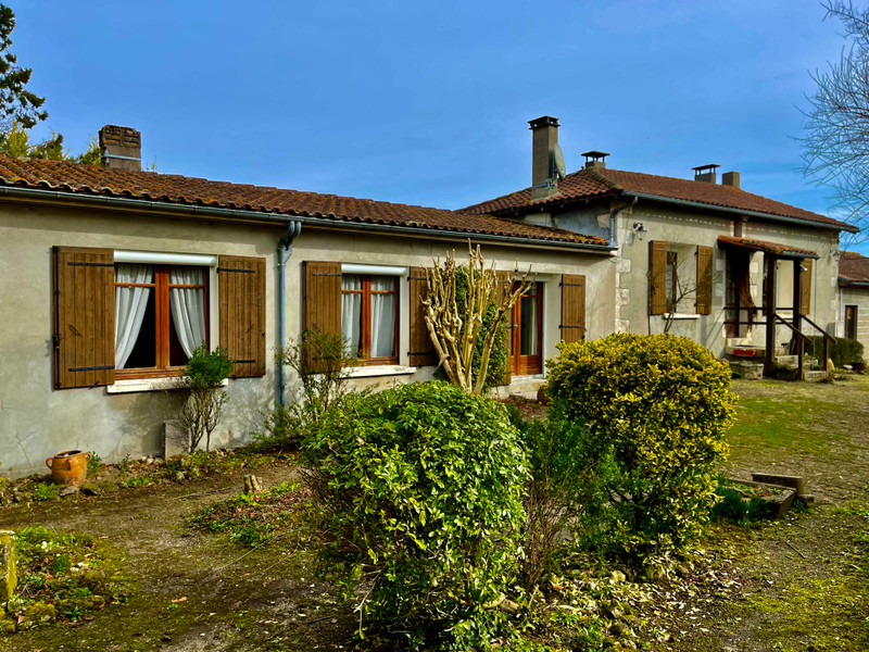 Maison à vendre à Bellon, Charente - 152 600 € - photo 1