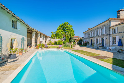 Private manor house-5 bedrooms & 3 bathrooms, Heated swimming pool , Maison d'amis , Dependences.  10km Cognac