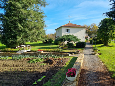 French property for sale in Montrollet, Charente - €199,800 - photo 4