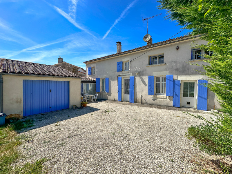 Maison à vendre à Asnières-la-Giraud, Charente-Maritime - 125.000 € - photo 1