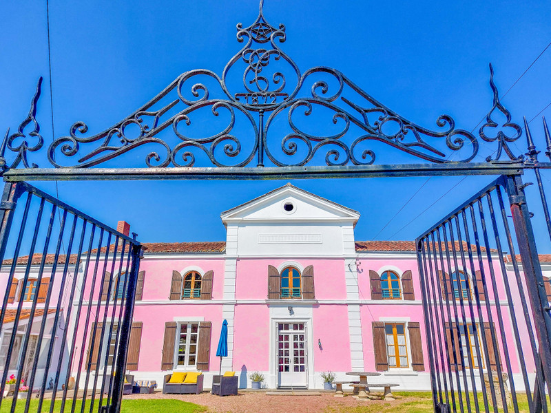French property for sale in Saint-Jean-d'Angély, Charente-Maritime - €299,998 - photo 1