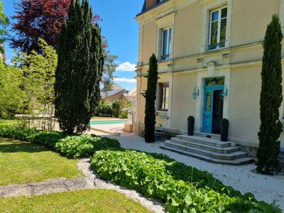 Magnificent detached Maison de Maître with 7 beds and swimming pool on a private plot of about an acre.