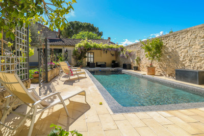 Prestigious house from 19th cent. with pool and garage in lively village between Nîmes and Montpellier.