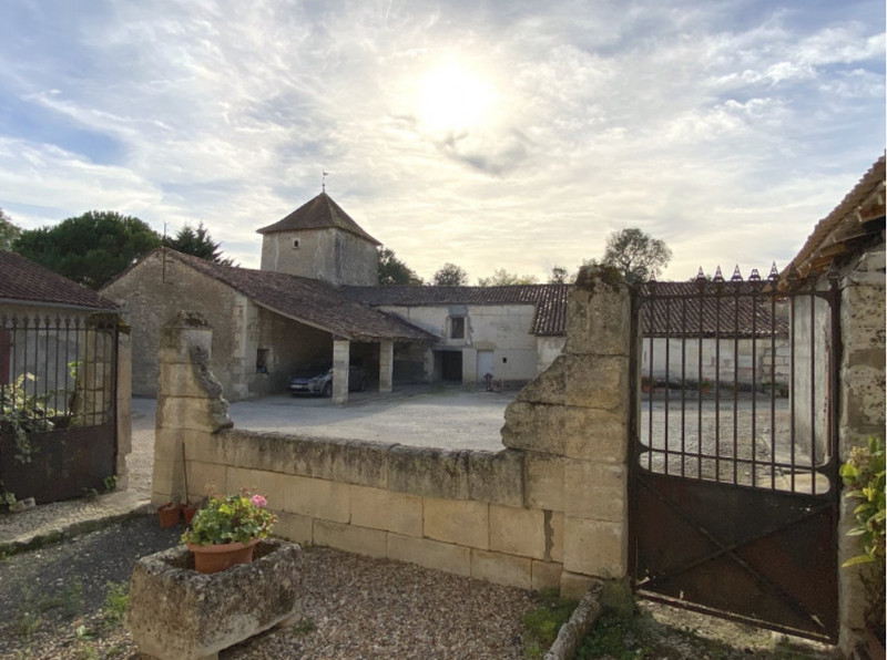 French property for sale in Gurat, Charente - €318,000 - photo 4