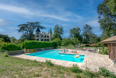 FOR SALE SOUTH OF TOULOUSE Chateau 436 m2 on 3 levels, 3.5 hectares of grounds, swimming pool, outbuildings wi