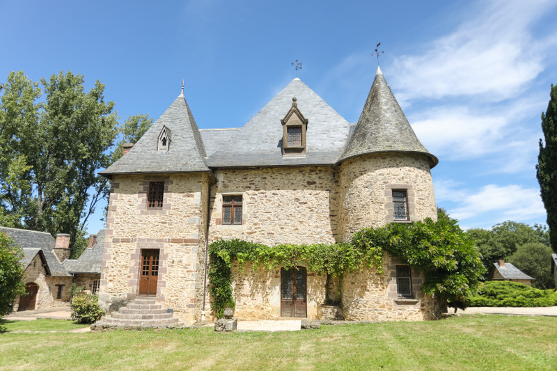 Chateau à vendre à Beyssac, Corrèze - 1 950 000 € - photo 1