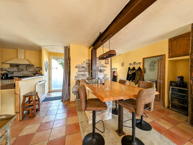Set of 3 houses with sublime views, 2 swimming pools, outbuildings and spring. Close to a Provencal village.