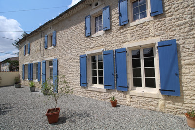 Maison à vendre à Loiré-sur-Nie, Charente-Maritime, Poitou-Charentes, avec Leggett Immobilier
