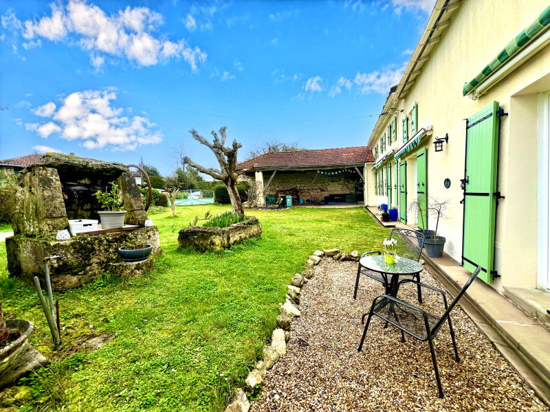 French property for sale in Floirac, Charente-Maritime - €397,500 - photo 2