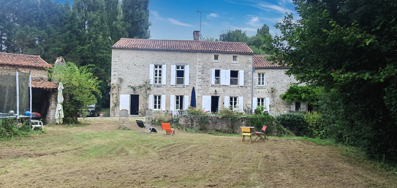 French property for sale in Ardin, Deux-Sèvres - €350,000 - photo 0