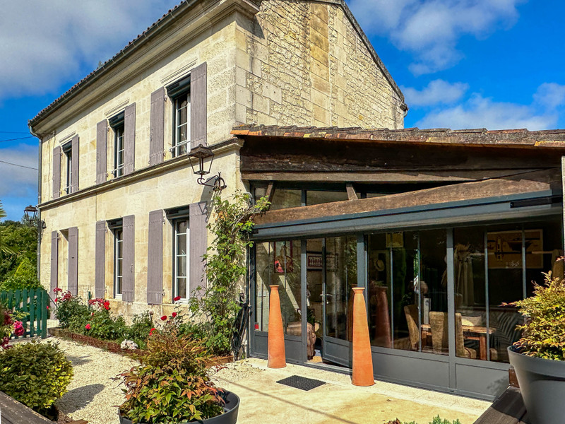 Maison à vendre à Tesson, Charente-Maritime - 372 000 € - photo 1