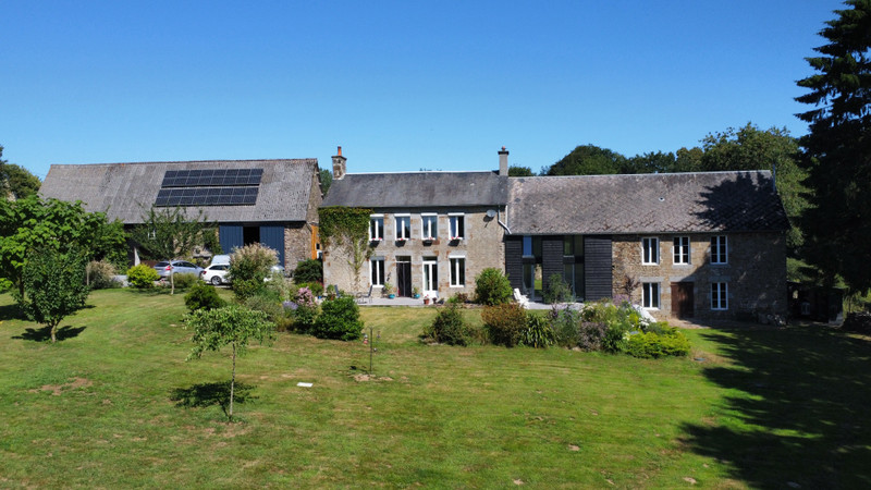 Maison à vendre à Saint-Quentin-les-Chardonnets, Orne - 250.000 € - photo 1