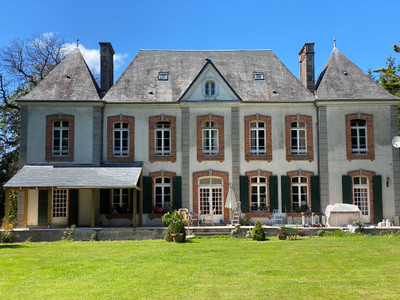 Splendid castle exquisitely renovated and decorated, in a calm and verdant setting