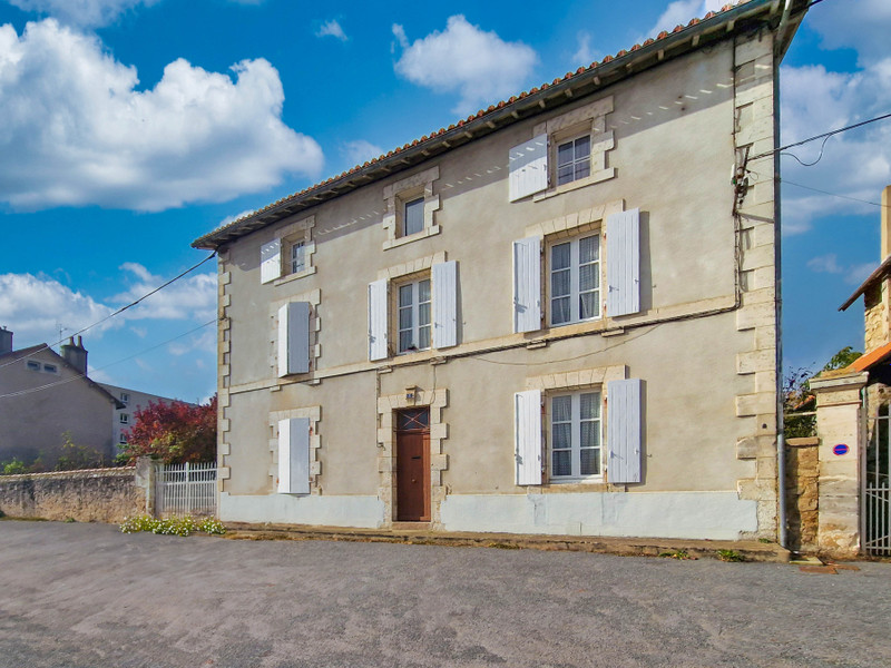 Maison à vendre à Confolens, Charente - 199 800 € - photo 1